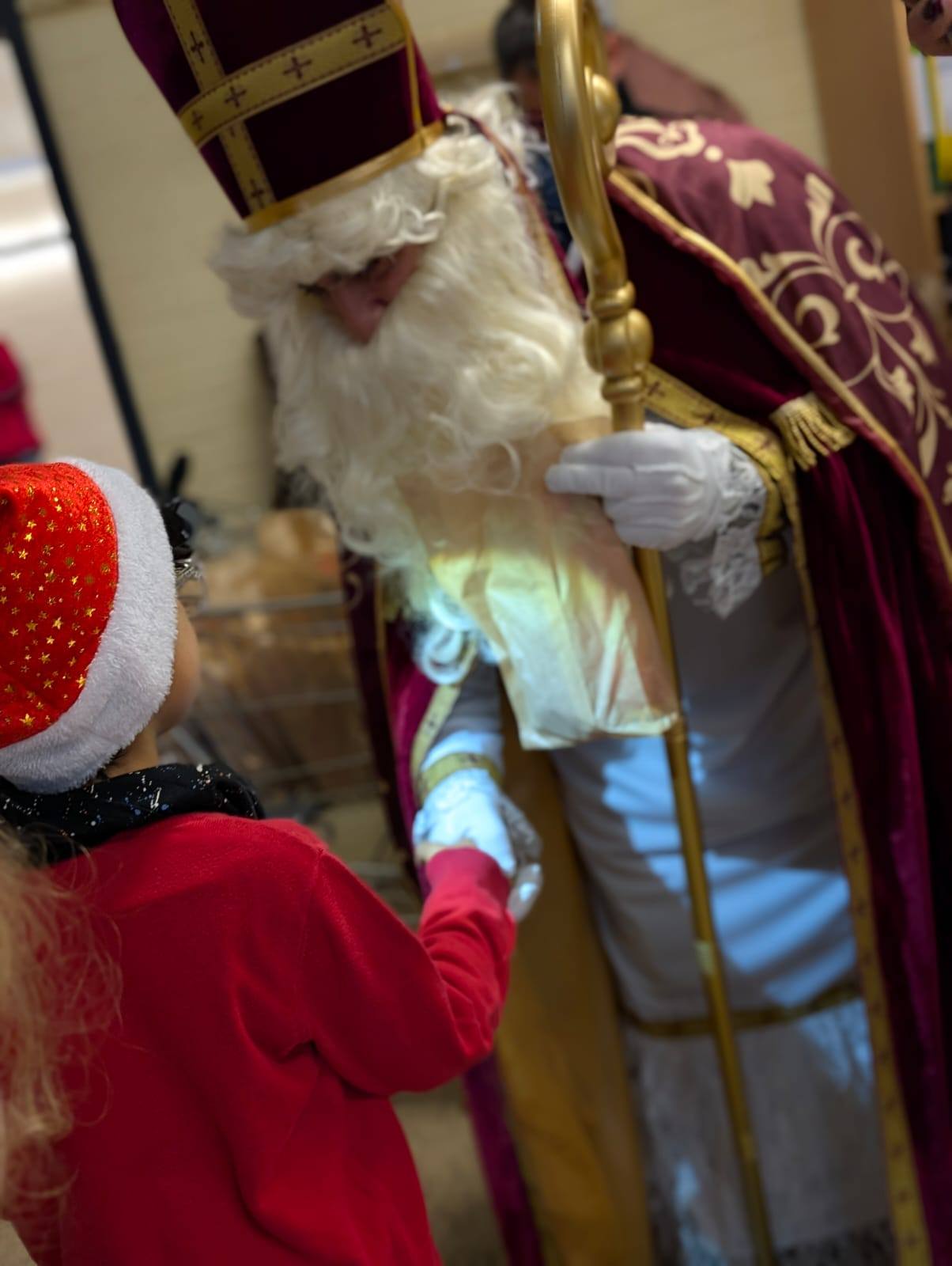 Nikolaus%20gibt%20Sch%C3%BCler%20die%20Hand